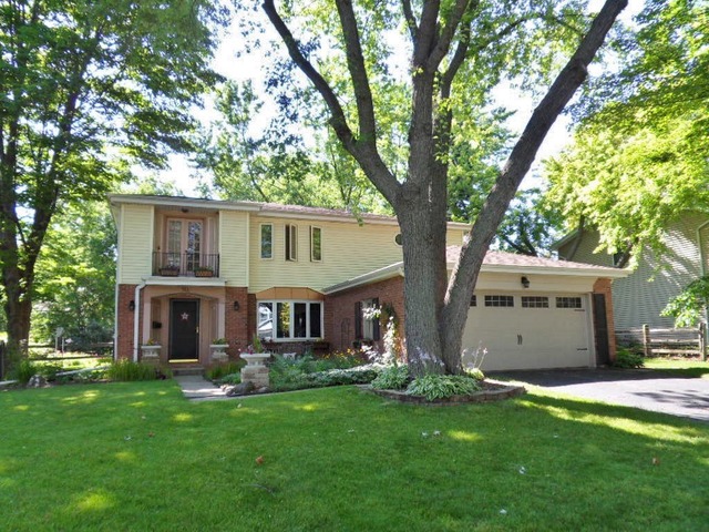 511 Post Road St. Charles, IL 60174 - Photo 1 of 25 front view of house with a yard