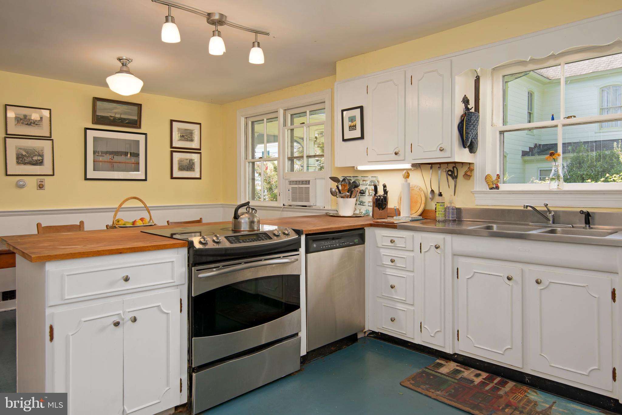 113 High Street Cambridge, MD 21613 - Photo 18 of 56 Fully Functioning Kitchen