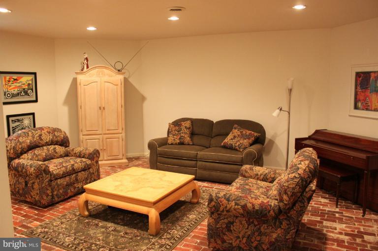 7682 Pine Knob Road Pasadena, MD 21122 - Photo 17 of 22 Family Room