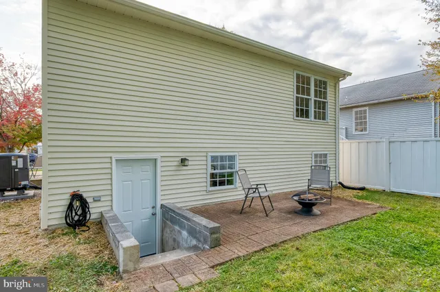 a picture of a bench in a white building