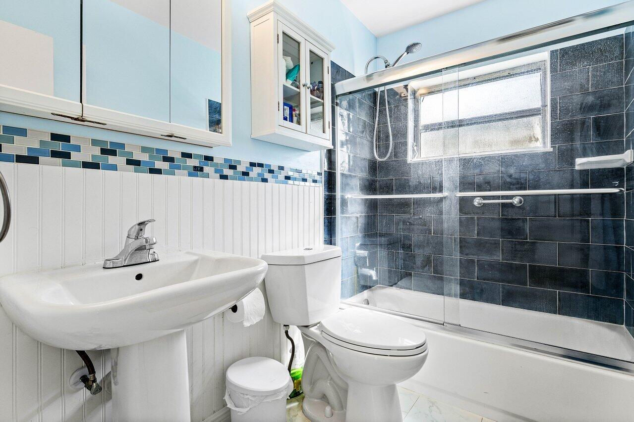 6809 Northwest 75th Street Tamarac, FL 33321 - Photo 19 of 22 Bathroom