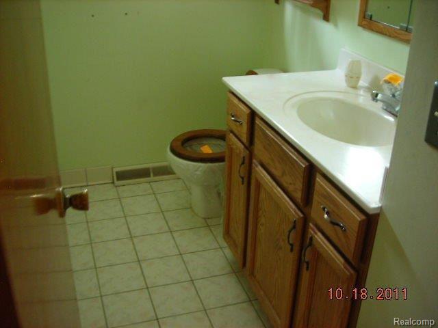 2879 Frembes Road Waterford, MI 48329 - Photo 4 of 7 BATH 1