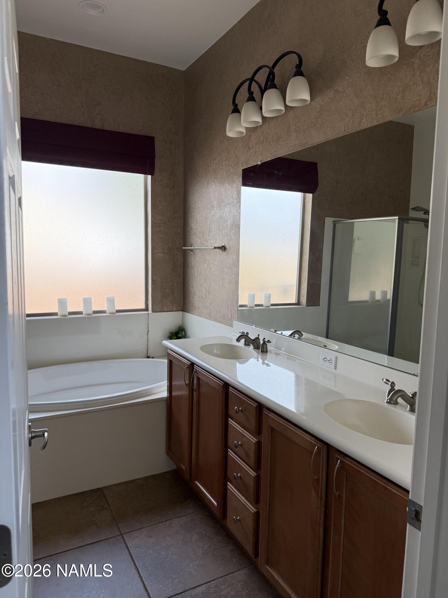 9587 South Via Bandera Vail, AZ 85641 - Photo 13 of 28 a bathroom with a tub sink and mirror