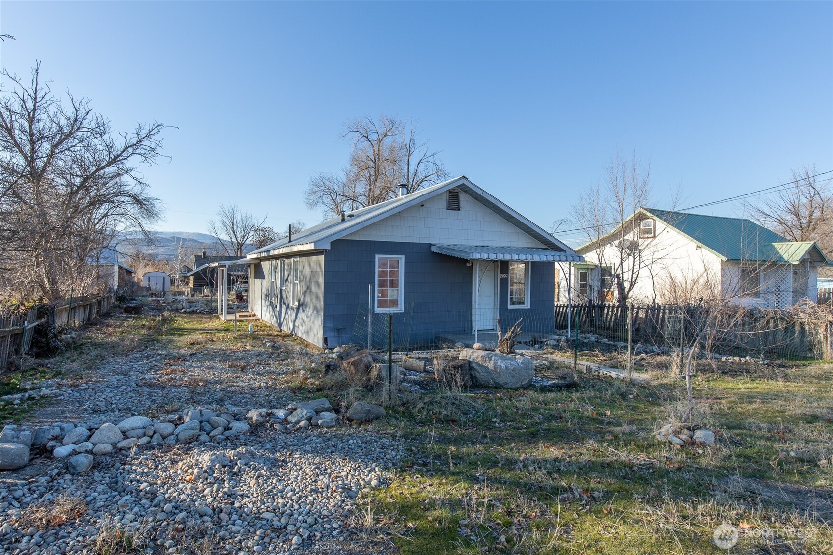722 Jackson Street Omak, WA 98841 - Photo 2 of 11 a backyard of a house with table and chairs