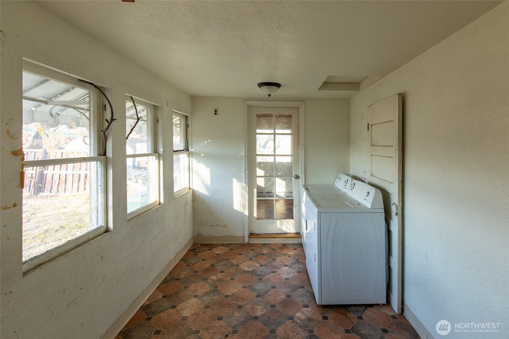 722 Jackson Street Omak, WA 98841 - Photo 6 of 11 a view of entryway with a bathtub and window