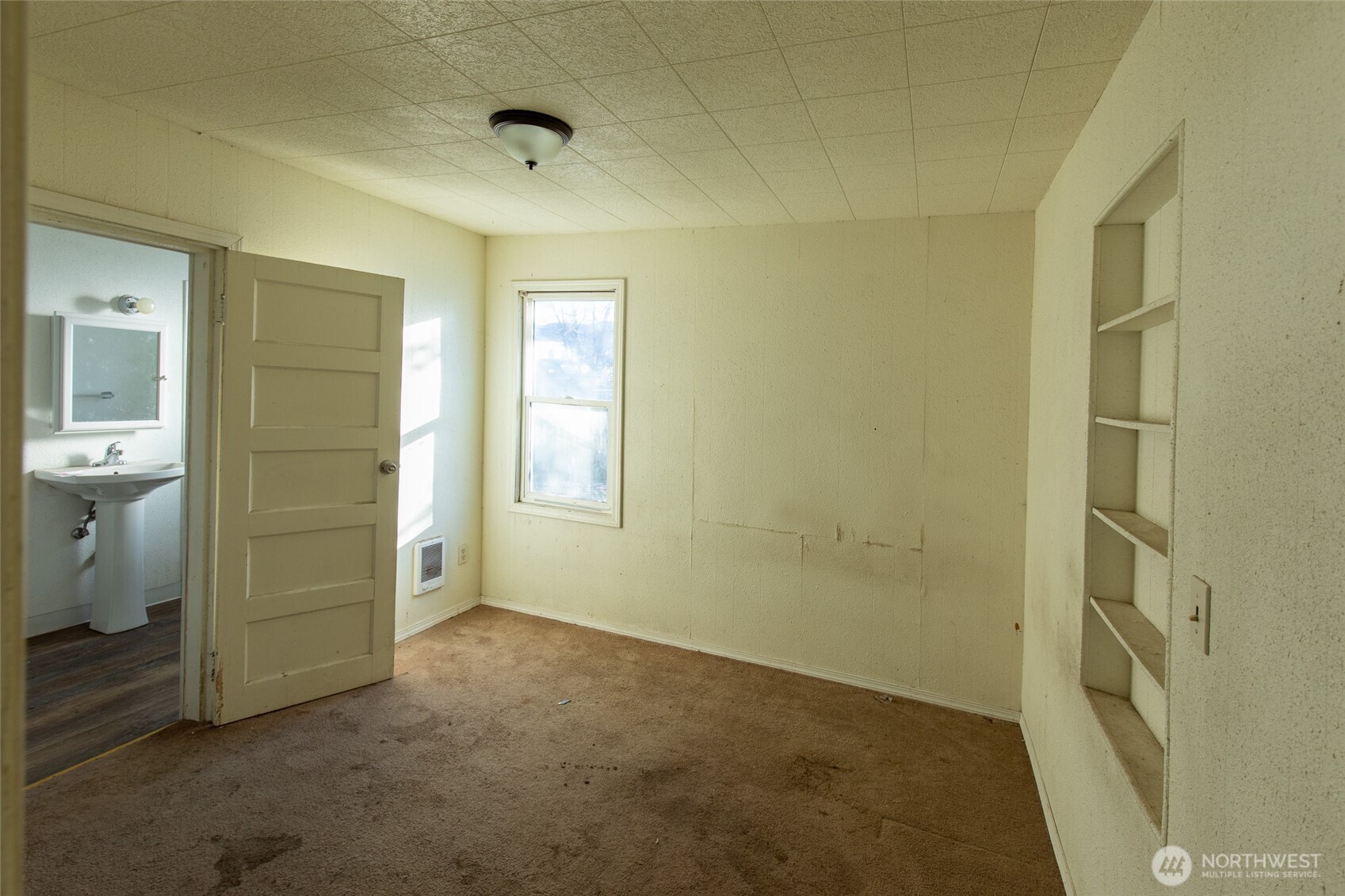 722 Jackson Street Omak, WA 98841 - Photo 7 of 11 a view of room and bathroom