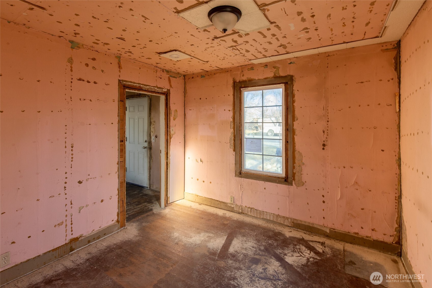 722 Jackson Street Omak, WA 98841 - Photo 9 of 11 an empty room with windows
