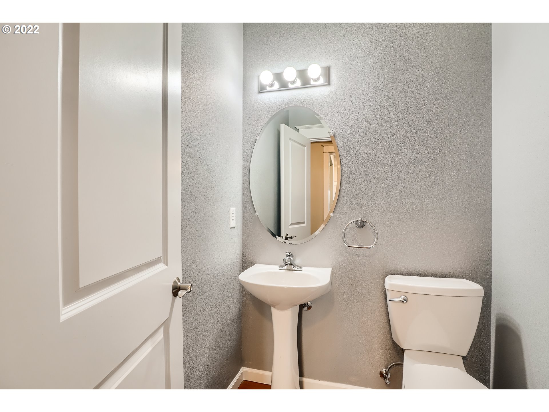 1652 South 15th Way Ridgefield, WA 98642 - Photo 17 of 32 a bathroom with a toilet sink and mirror