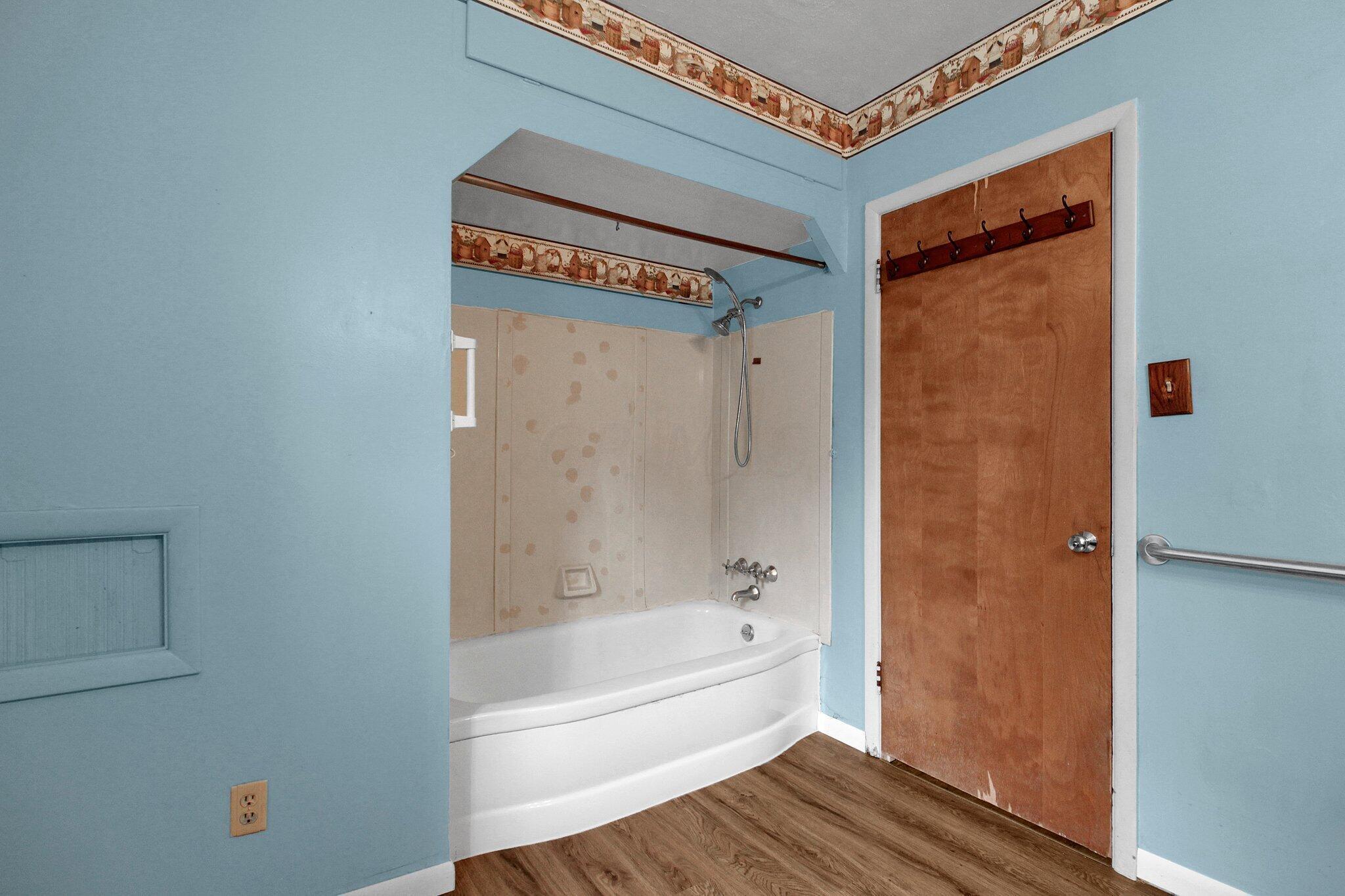 460 Clark State Road Gahanna, OH 43230 - Photo 12 of 25 1st fl full bath