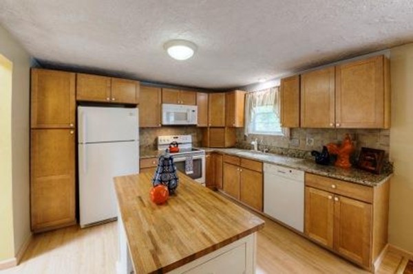 6 Old Howarth Road Oxford, MA 01540 - Photo 3 of 28 Gallery Image 3