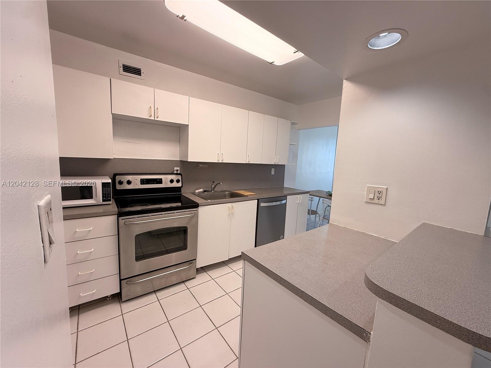 100 Lincoln Road, Unit 1025 Miami Beach, FL 33139 - Photo 6 of 27