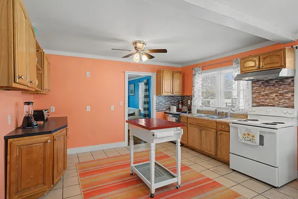 a view of entryway and outdoor kitchen