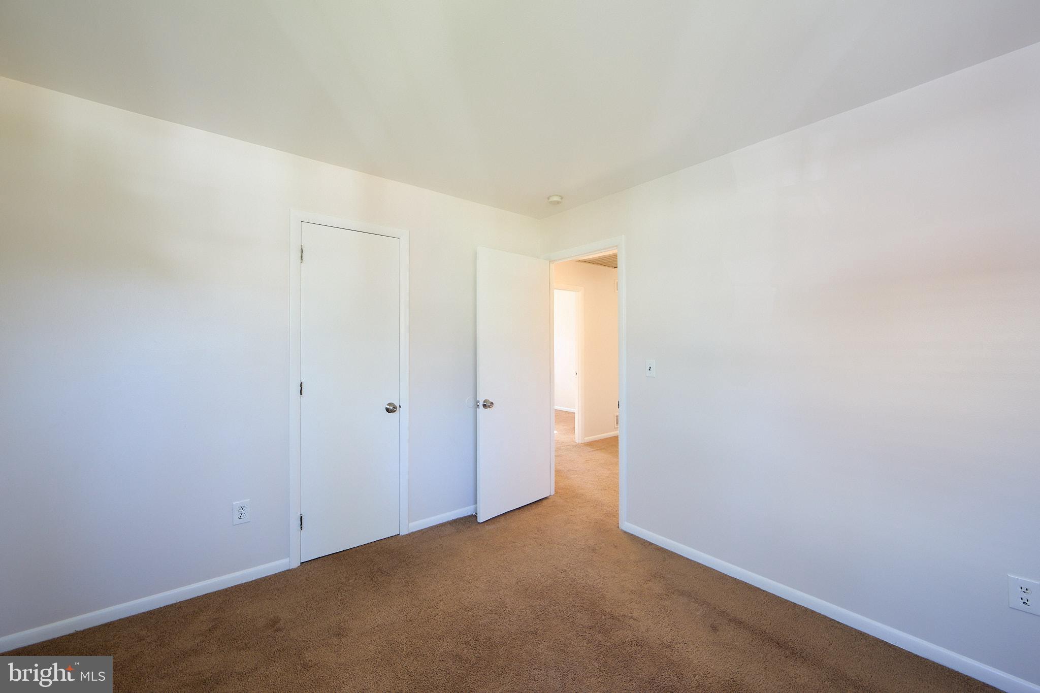 914 Quail Lane Newark, DE 19711 - Photo 13 of 27 Spacious, inviting room with soft lighting.