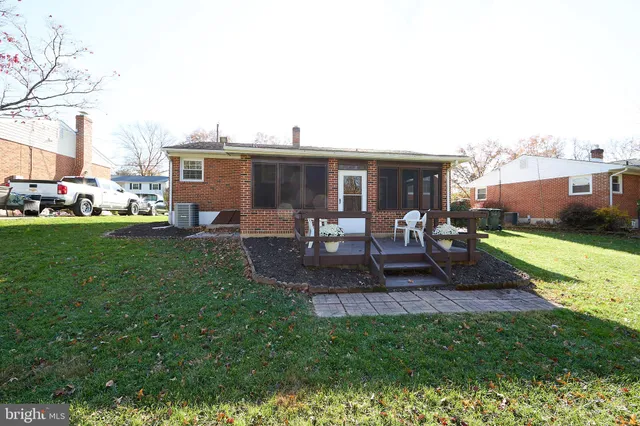 a view of house with a yard