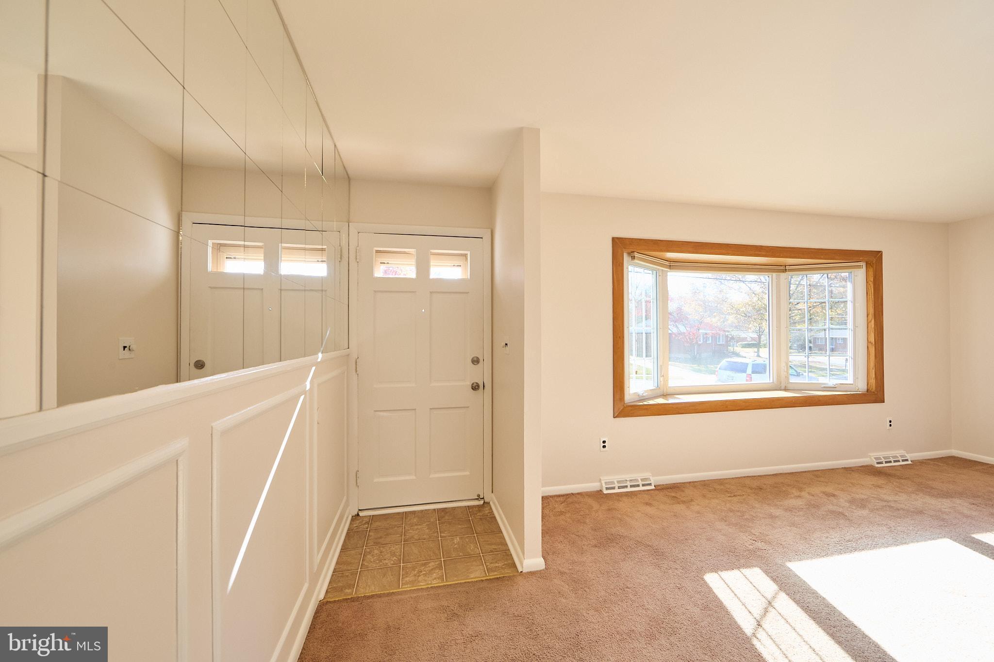 914 Quail Lane Newark, DE 19711 - Photo 3 of 27 Bright entryway with inviting natural light.
