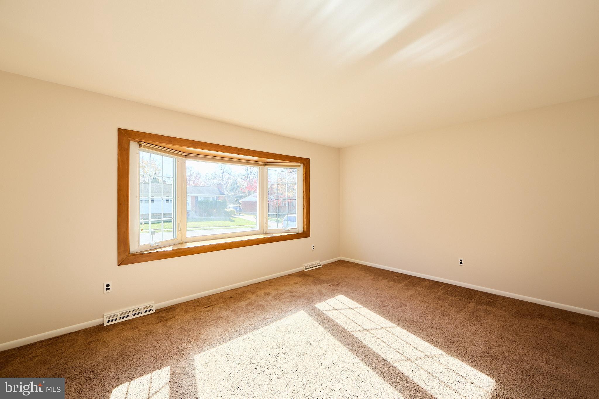 914 Quail Lane Newark, DE 19711 - Photo 4 of 27 Bright and airy space with inviting light.