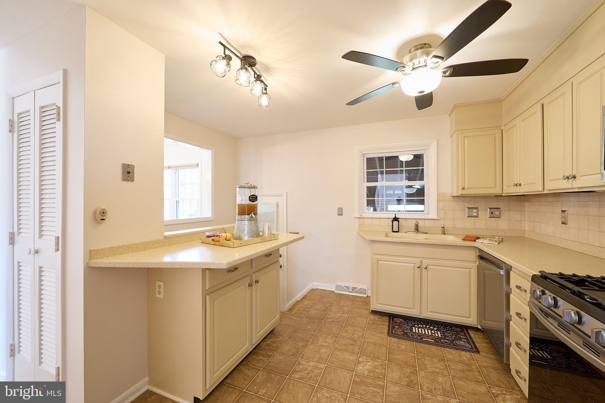 914 Quail Lane Newark, DE 19711 - Photo 10 of 27 Bright and inviting kitchen with modern charm.