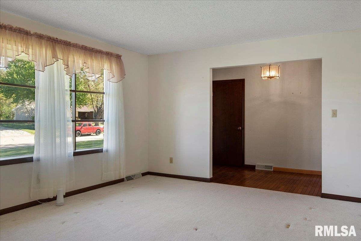 2 Settlers Lane Springfield, IL 62707 - Photo 7 of 40
