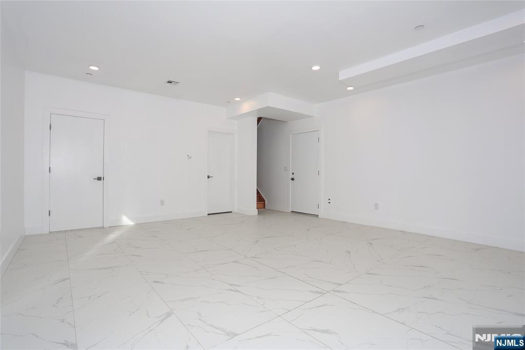 1456 River Road Edgewater, NJ 07020 - Photo 15 of 38