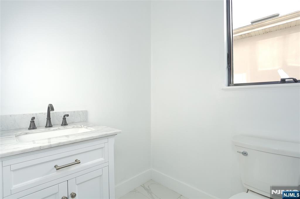 1456 River Road Edgewater, NJ 07020 - Photo 17 of 38