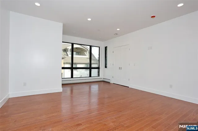 $13,500 | 1456 River Road, Edgewater, NJ 07020