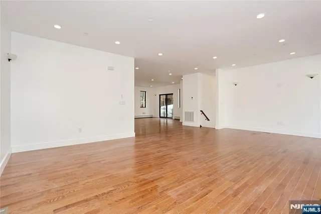 $13,500 | 1456 River Road, Edgewater, NJ 07020