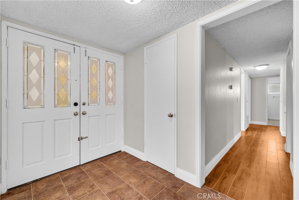 553 East Home Street Rialto, CA 92376 - Photo 3 of 26 Entry