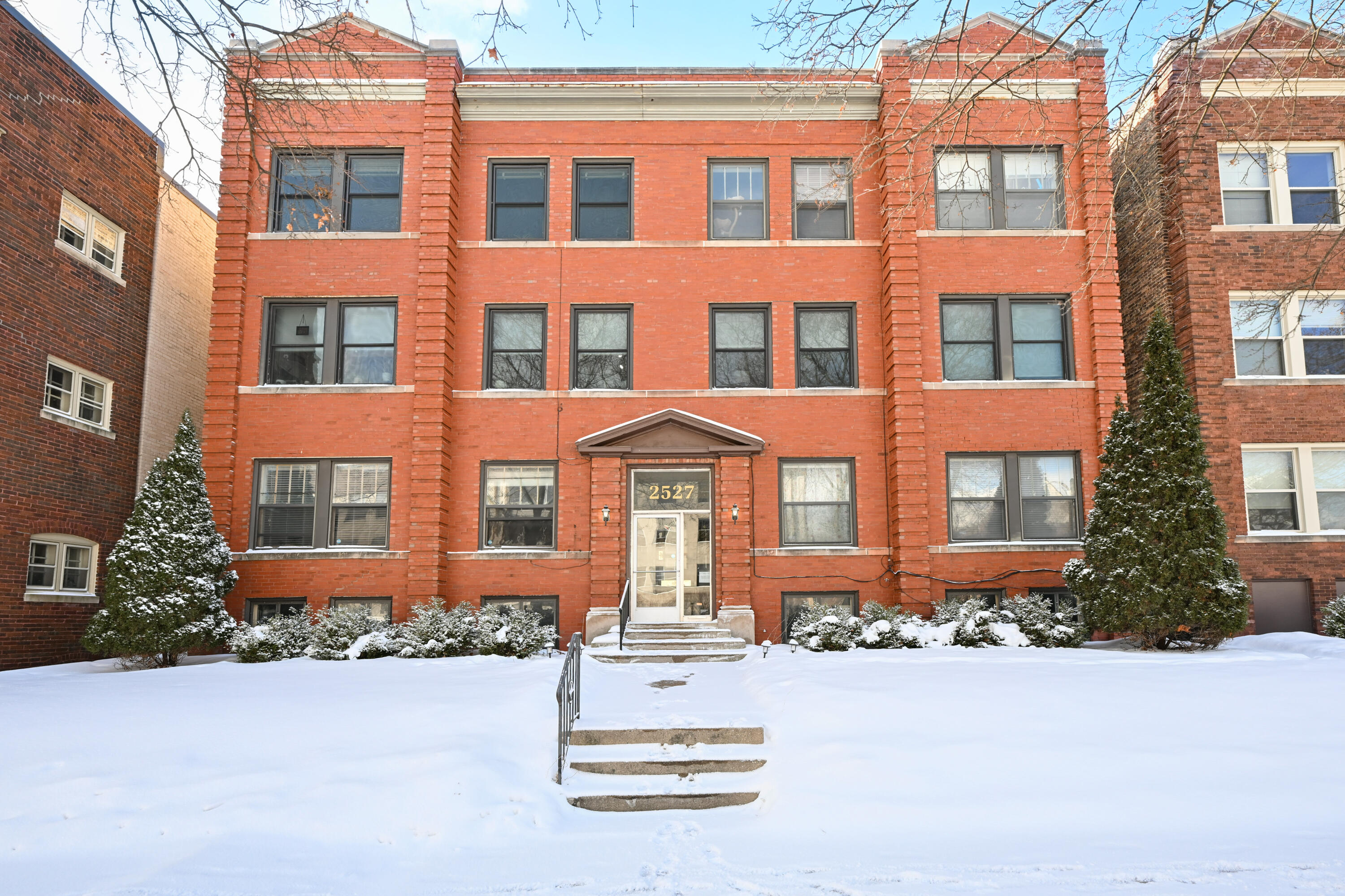 2527 North Stowell Avenue, Unit 1 Milwaukee, WI 53211 - Photo 4 of 36 Boutique association