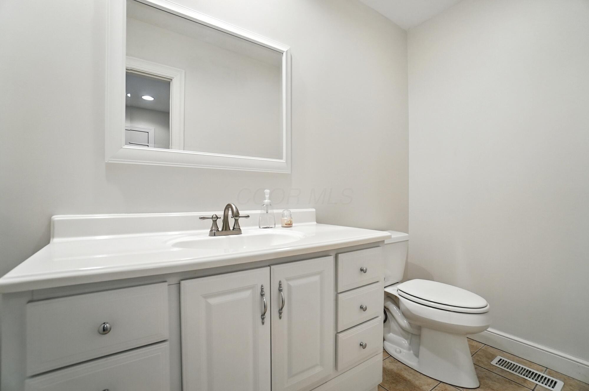 3885 Woodbridge Road Columbus, OH 43220 - Photo 53 of 158 050