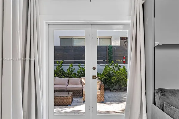 $4,500 | 1002 10th Street, Unit 1002, Miami Beach, FL 33139