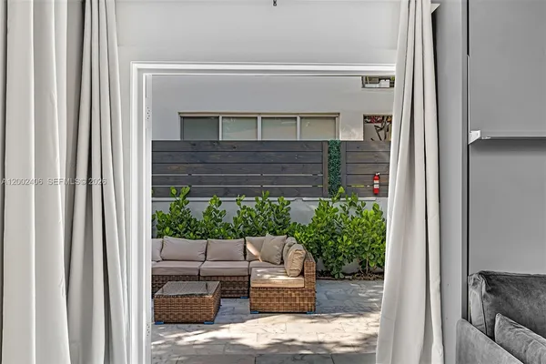 $4,500 | 1002 10th Street, Unit 1002, Miami Beach, FL 33139
