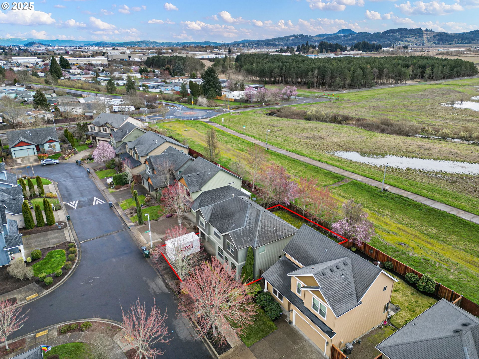 5462 Pranz Place Eugene, OR 97402 - Photo 43 of 43 an aerial view of a house with a yard and lake view