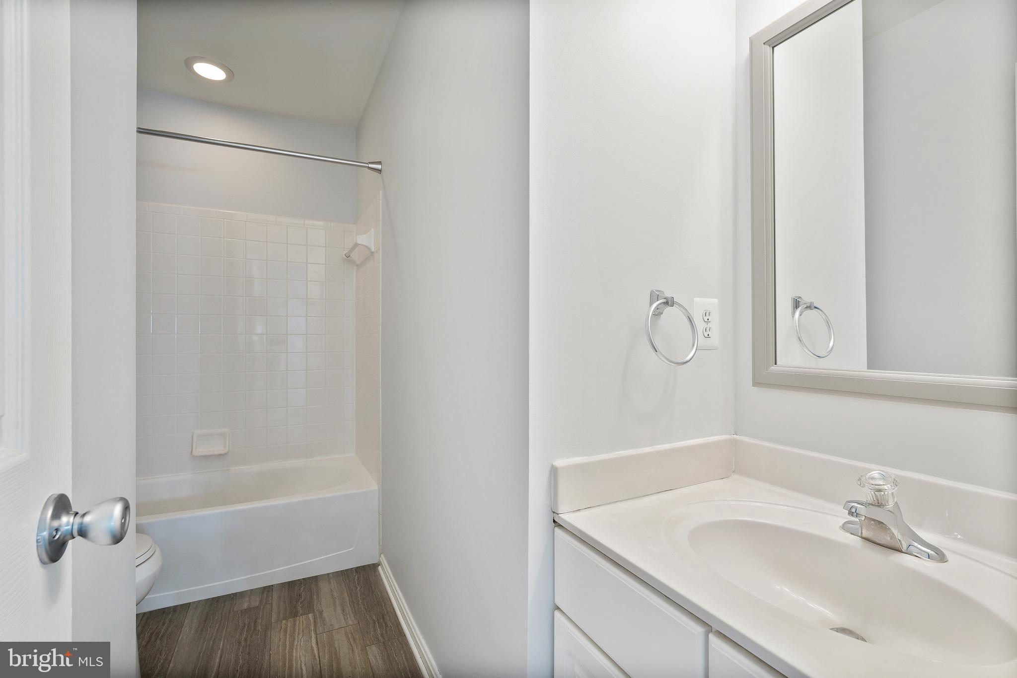20198 Brookview Square Ashburn, VA 20147 - Photo 22 of 34 Hall Bathroom