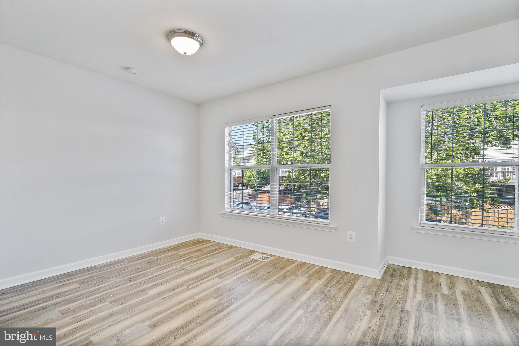 20198 Brookview Square Ashburn, VA 20147 - Photo 25 of 34