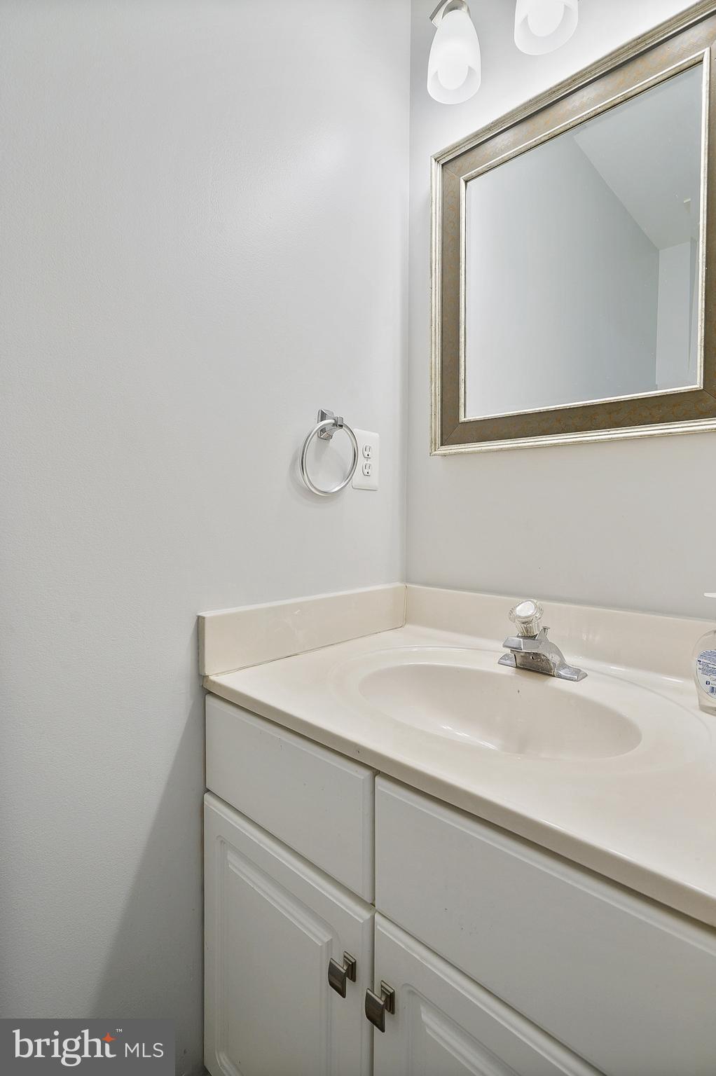 20198 Brookview Square Ashburn, VA 20147 - Photo 7 of 34 Bath