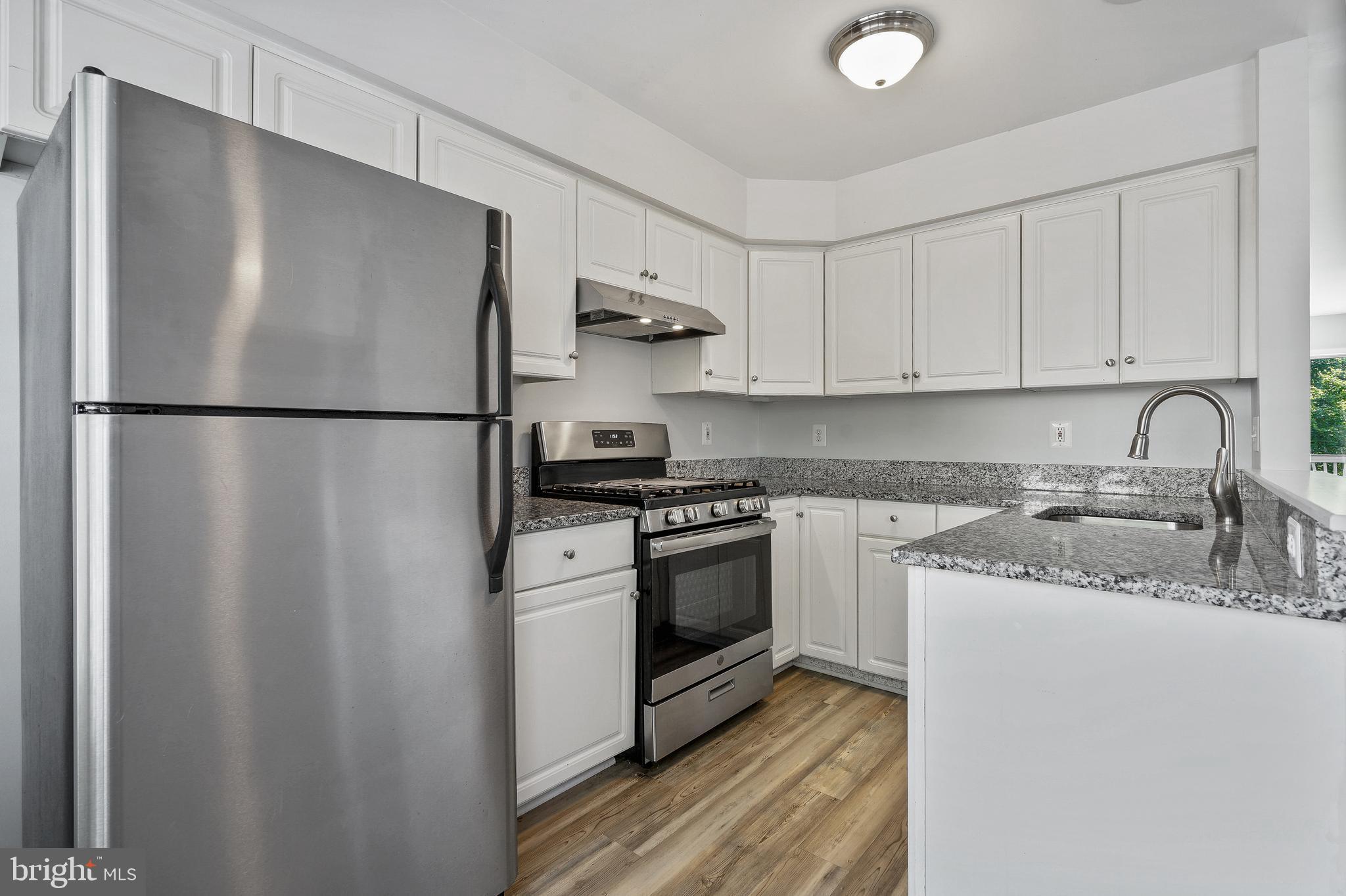 20198 Brookview Square Ashburn, VA 20147 - Photo 8 of 34 Kitchen