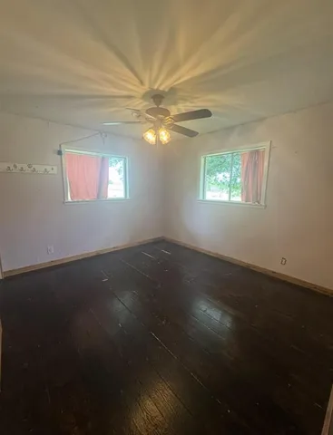 a view of empty room with window