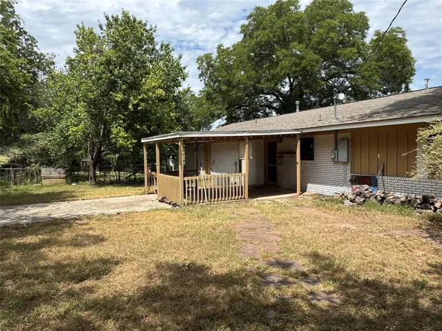a view of a house with backyard
