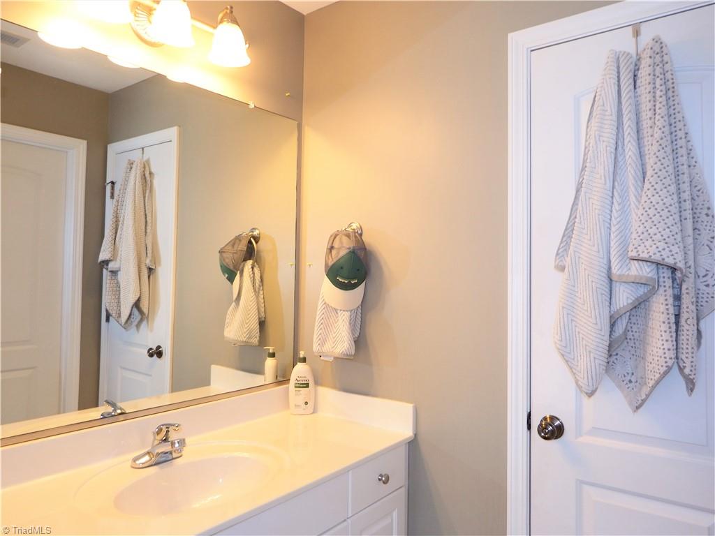 6650 Ridge Run Court Clemmons, NC 27012 - Photo 24 of 30 Upper Level Full Bath - Jack & Jill Bathroom Access via Bedroom #4 w/ Single Sink
