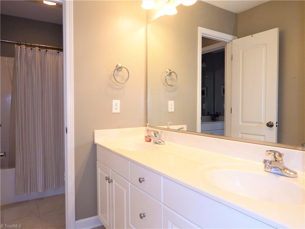 6650 Ridge Run Court Clemmons, NC 27012 - Photo 26 of 30 Upper Level Full Bath - Jack & Jill Bathroom Access #2 w/ Double Sink Vanity