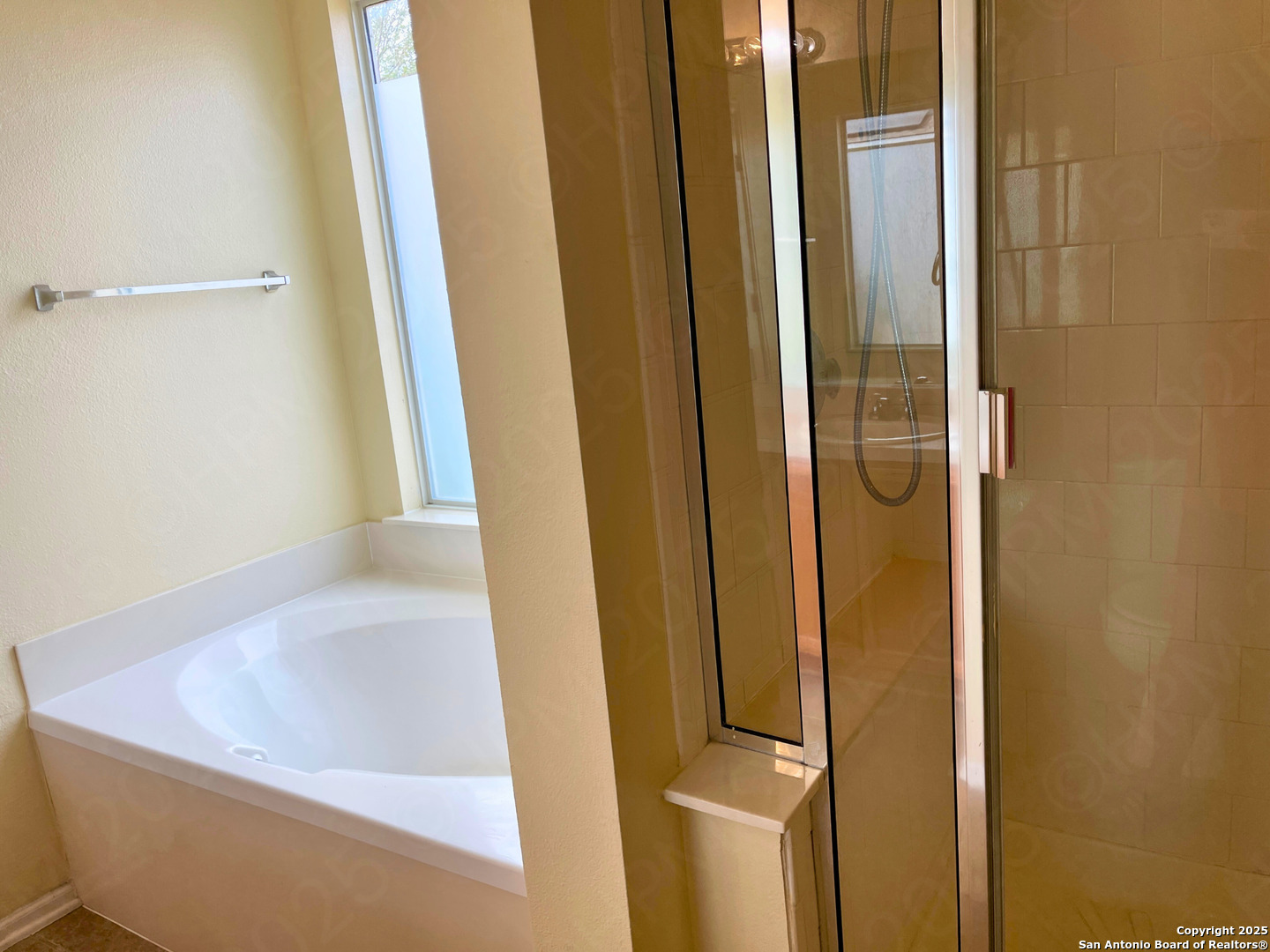 9523 Ascending Port Converse, TX 78109 - Photo 13 of 18 a bathroom with a bathtub