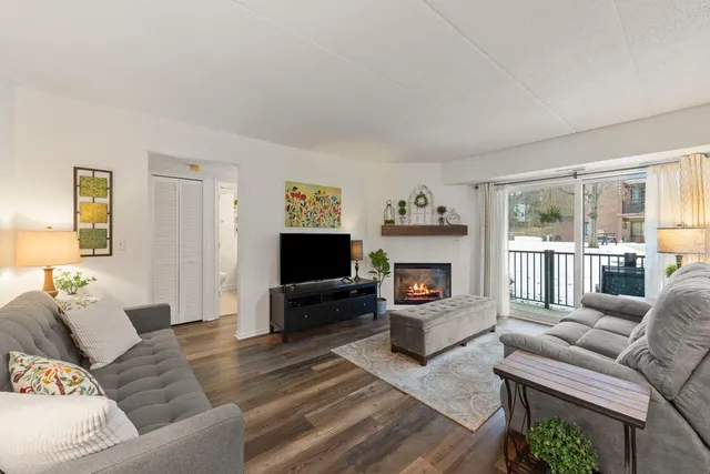 $350,000 | 404 Melrose Avenue, Unit 103, Glen Ellyn, IL 60137