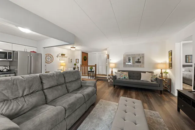 $350,000 | 404 Melrose Avenue, Unit 103, Glen Ellyn, IL 60137