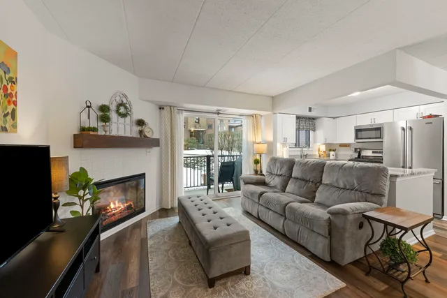 $350,000 | 404 Melrose Avenue, Unit 103, Glen Ellyn, IL 60137