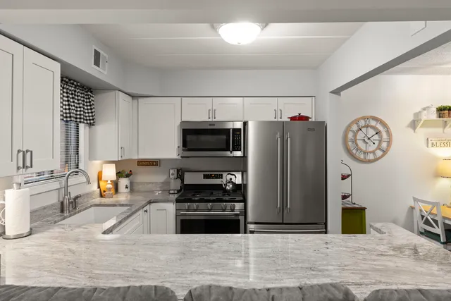 $350,000 | 404 Melrose Avenue, Unit 103, Glen Ellyn, IL 60137