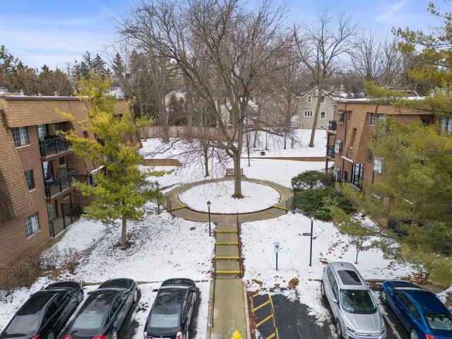 $350,000 | 404 Melrose Avenue, Unit 103, Glen Ellyn, IL 60137