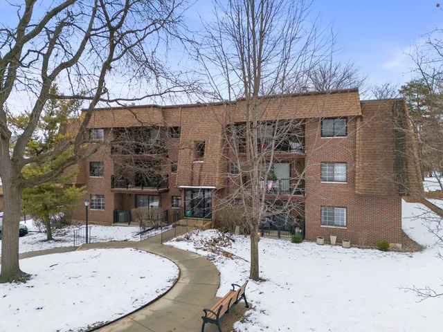 $350,000 | 404 Melrose Avenue, Unit 103, Glen Ellyn, IL 60137