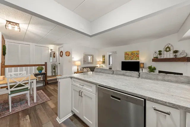 $350,000 | 404 Melrose Avenue, Unit 103, Glen Ellyn, IL 60137