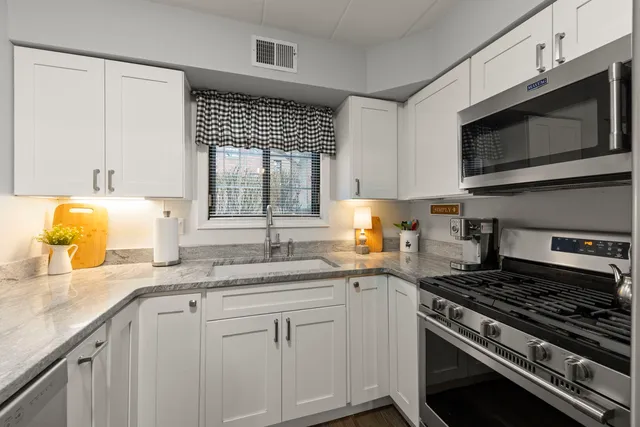 $350,000 | 404 Melrose Avenue, Unit 103, Glen Ellyn, IL 60137