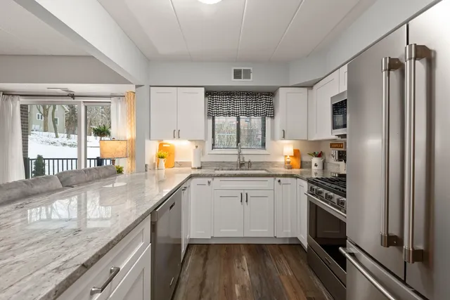 $350,000 | 404 Melrose Avenue, Unit 103, Glen Ellyn, IL 60137